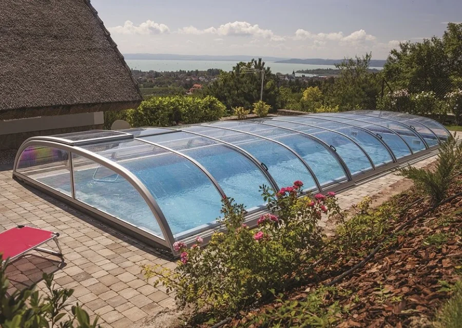 The Star enclosure — a discreet low-profile pool enclosure